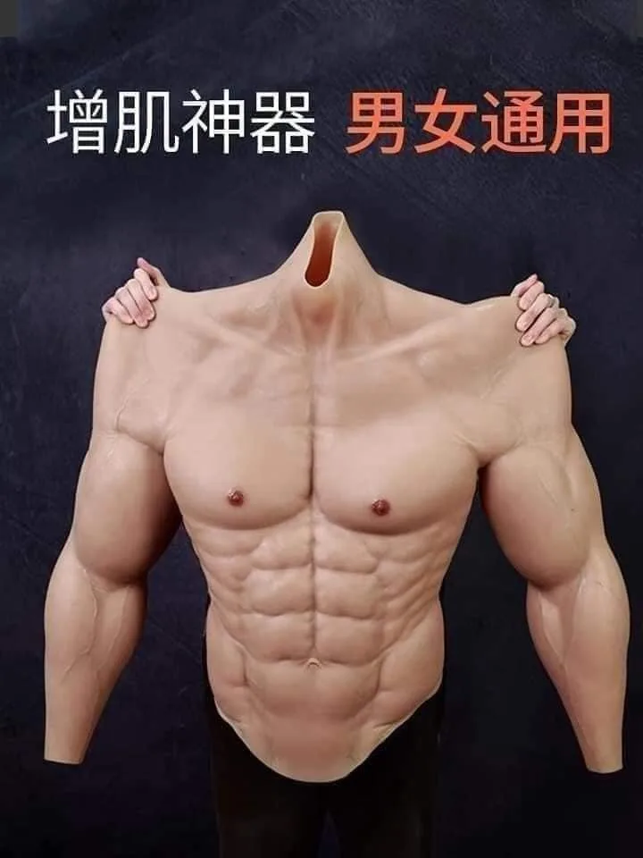图像展示了一个没有头和脖子的男性躯干模型，拥有极度发达的肌肉，包括清晰的腹肌、胸肌和肱二头肌，双手放在肩上。模型皮肤呈浅棕色，背景为深色。图像顶部有白色和橙色中文文字：‘增肌神器…