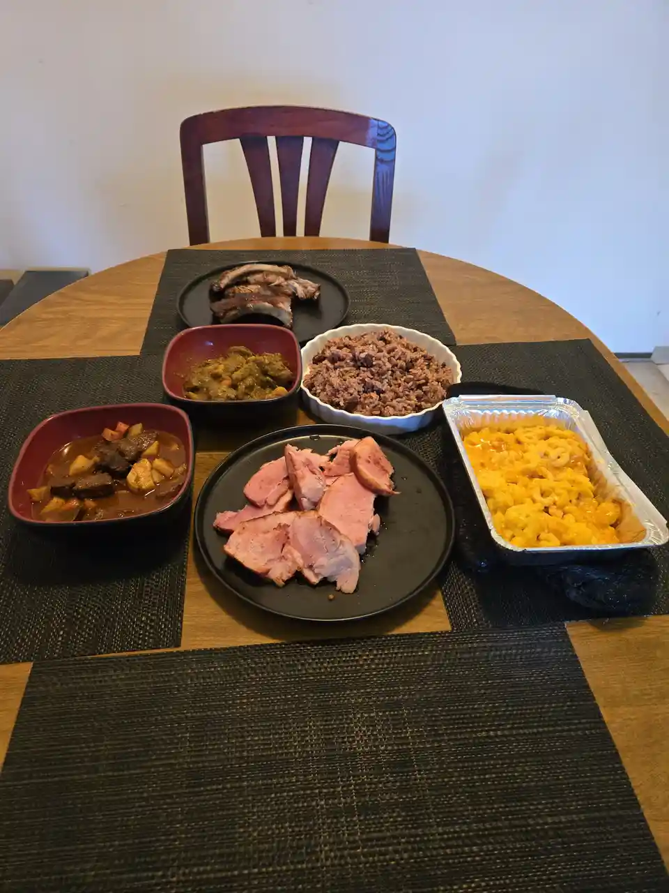 Gather 'round for a festive Christmas dinner!