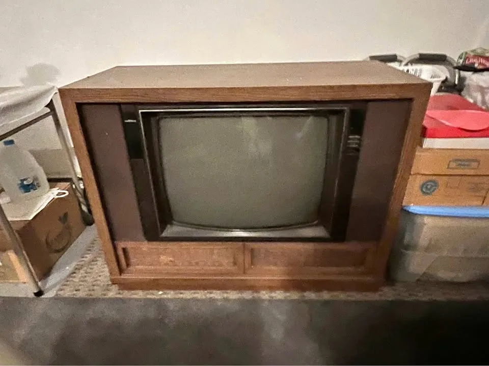 Throwback to the Sears LXI 25" CRT TV from September '86 with a classic Sanyo chassis