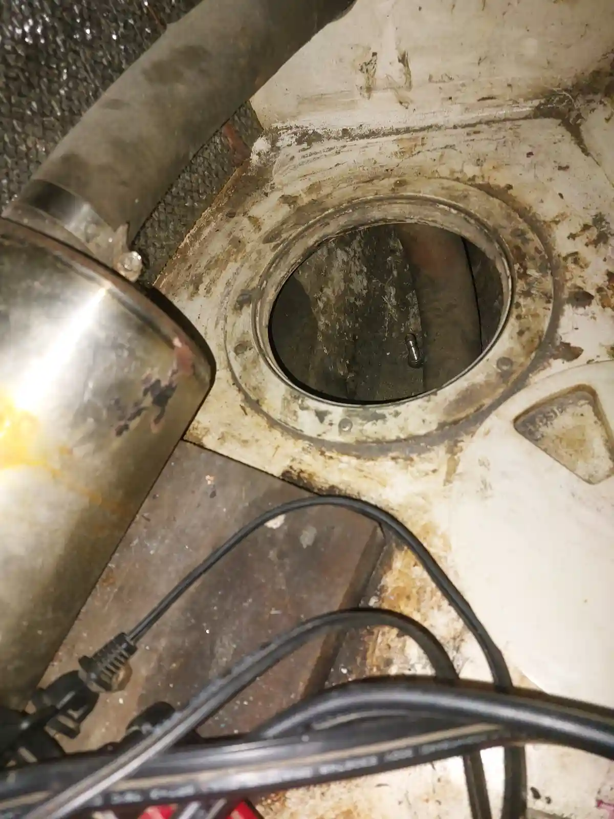 A guide to reaching those tricky strut bolts inside.