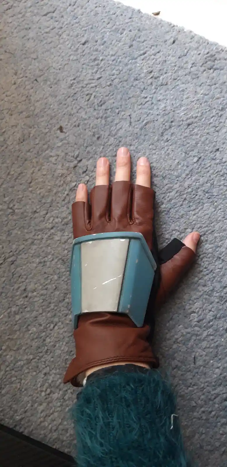 Ahsoka Tano's gloves and armor combo