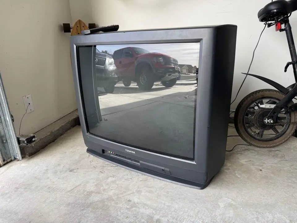 Classic Toshiba 32" CRT TV from 1995