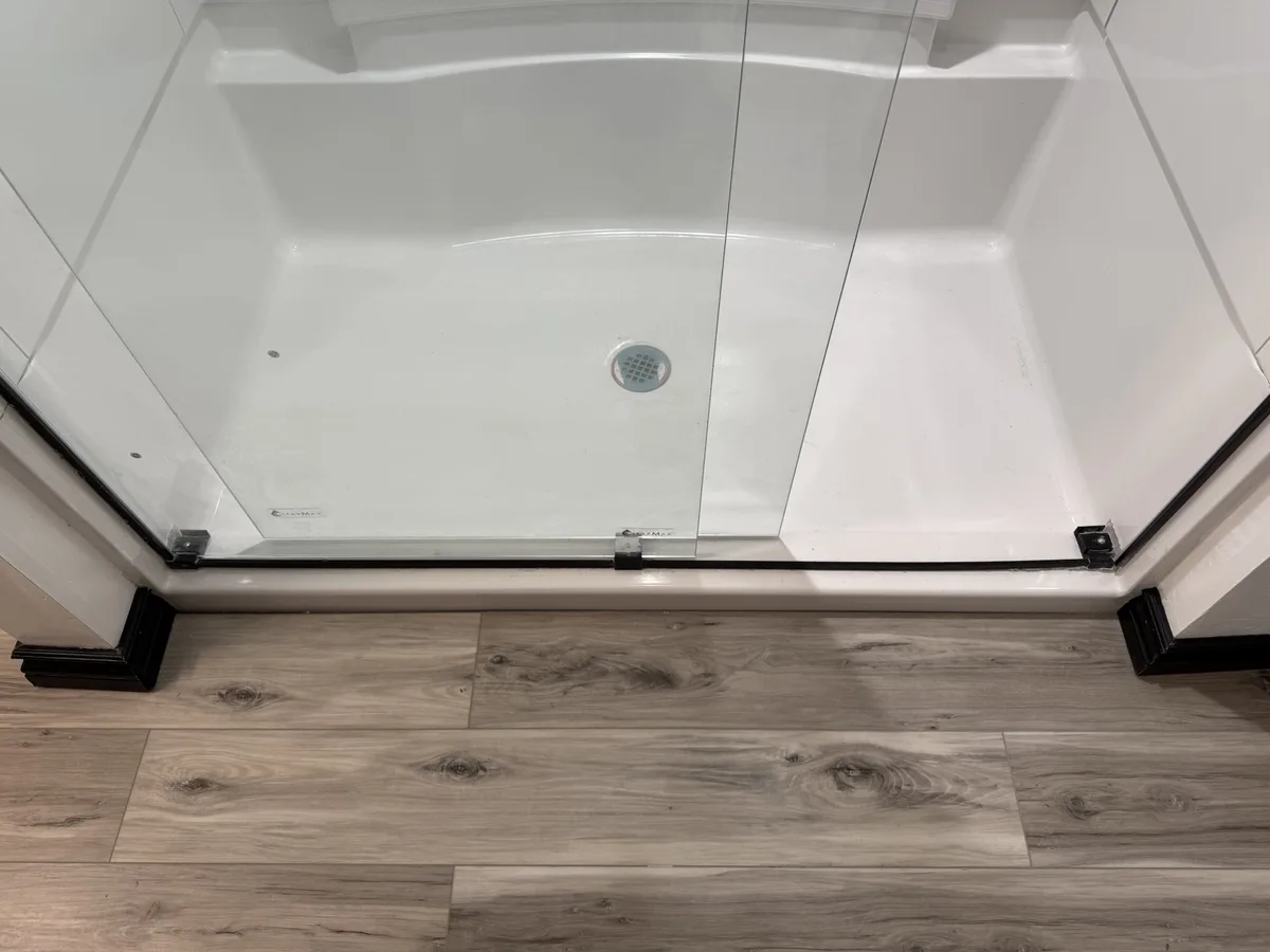 Isn't the shower stall floor supposed to be caulked here?
