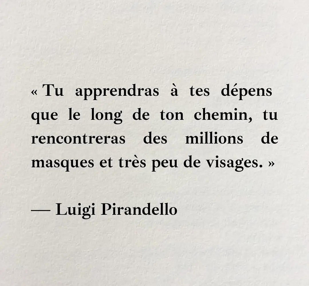 The image displays a quote in French on a textured, off-white paper background. The text reads: « Tu apprendras à tes dépens…