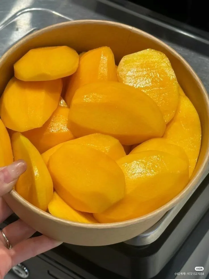 A bowl full of juicy mangoes: How many are you diving into?