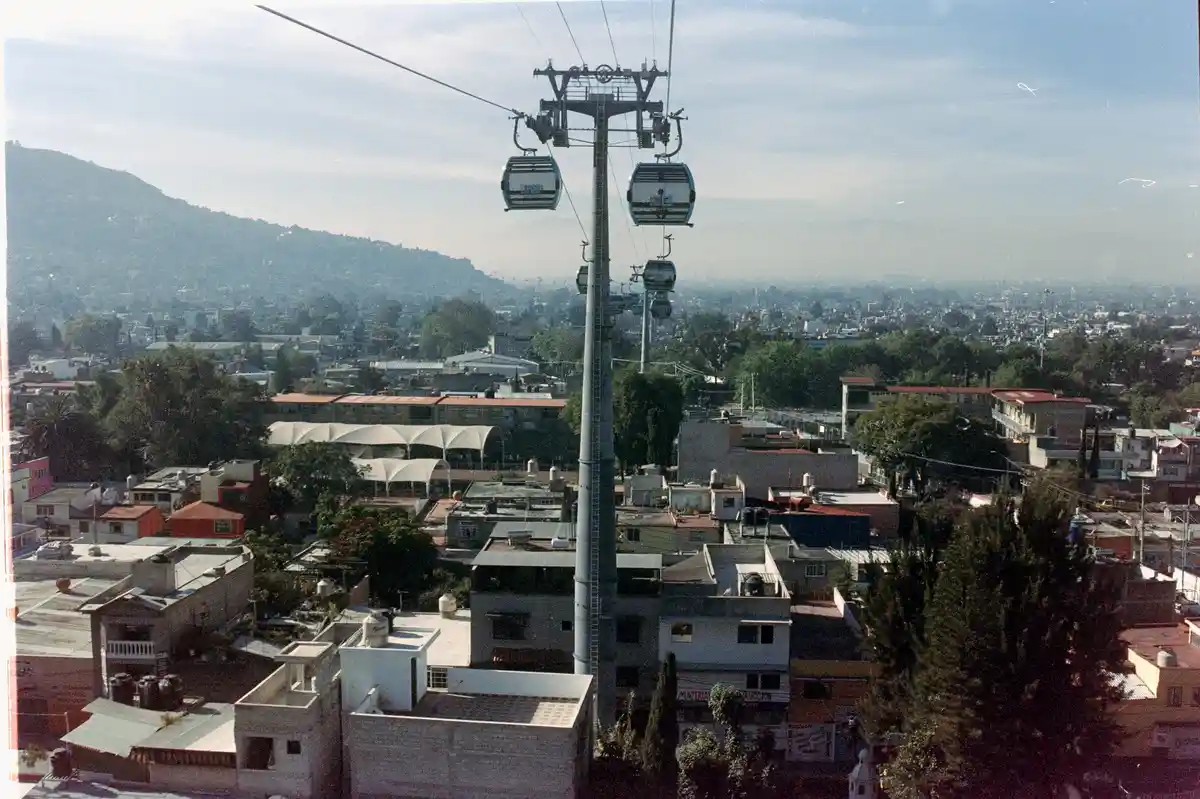 Captured on Kodak Portra 160VC—an expired moment in vibrant Mexico City.
