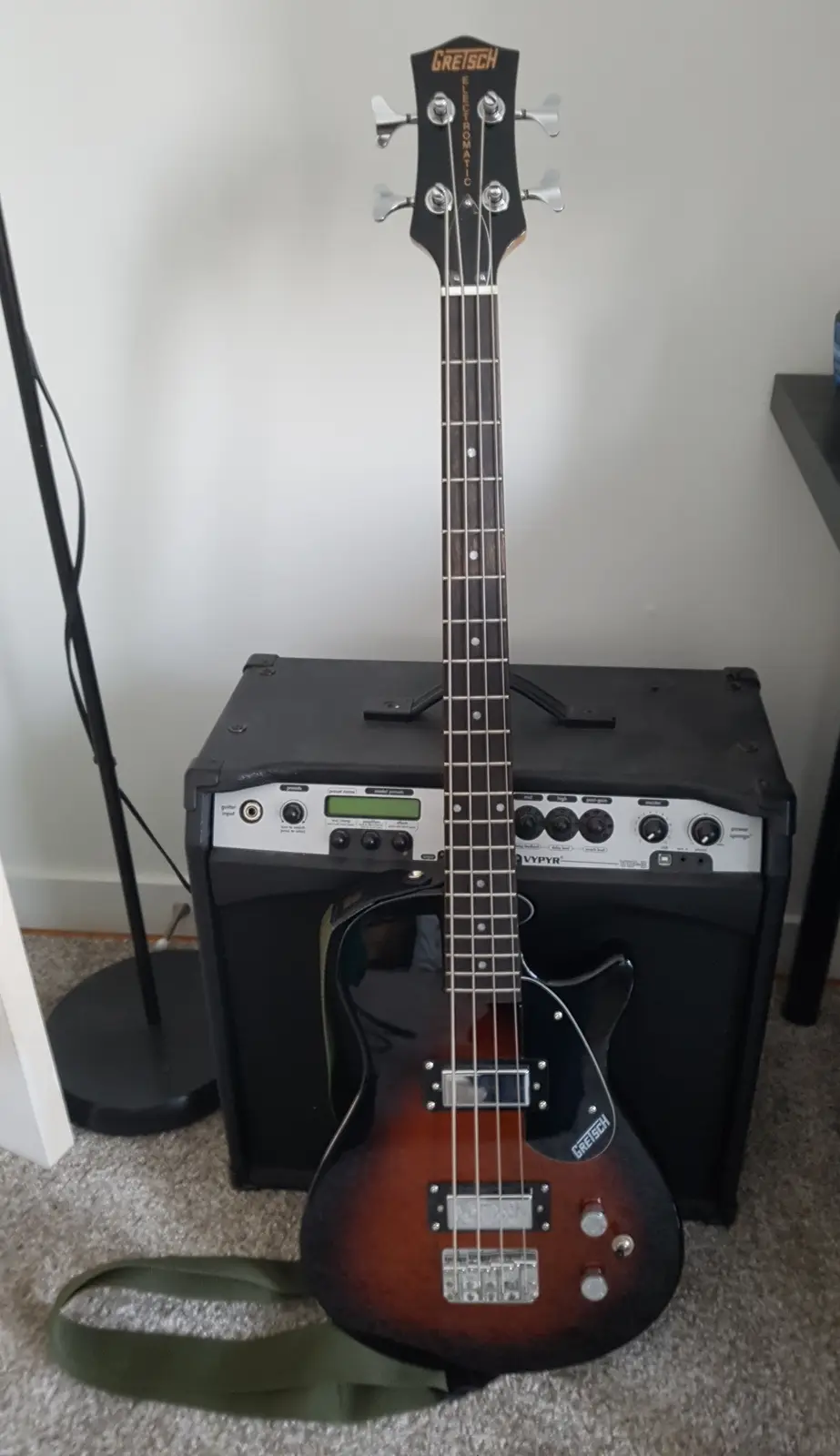 Exploring the Gretsch G2220 Guitar