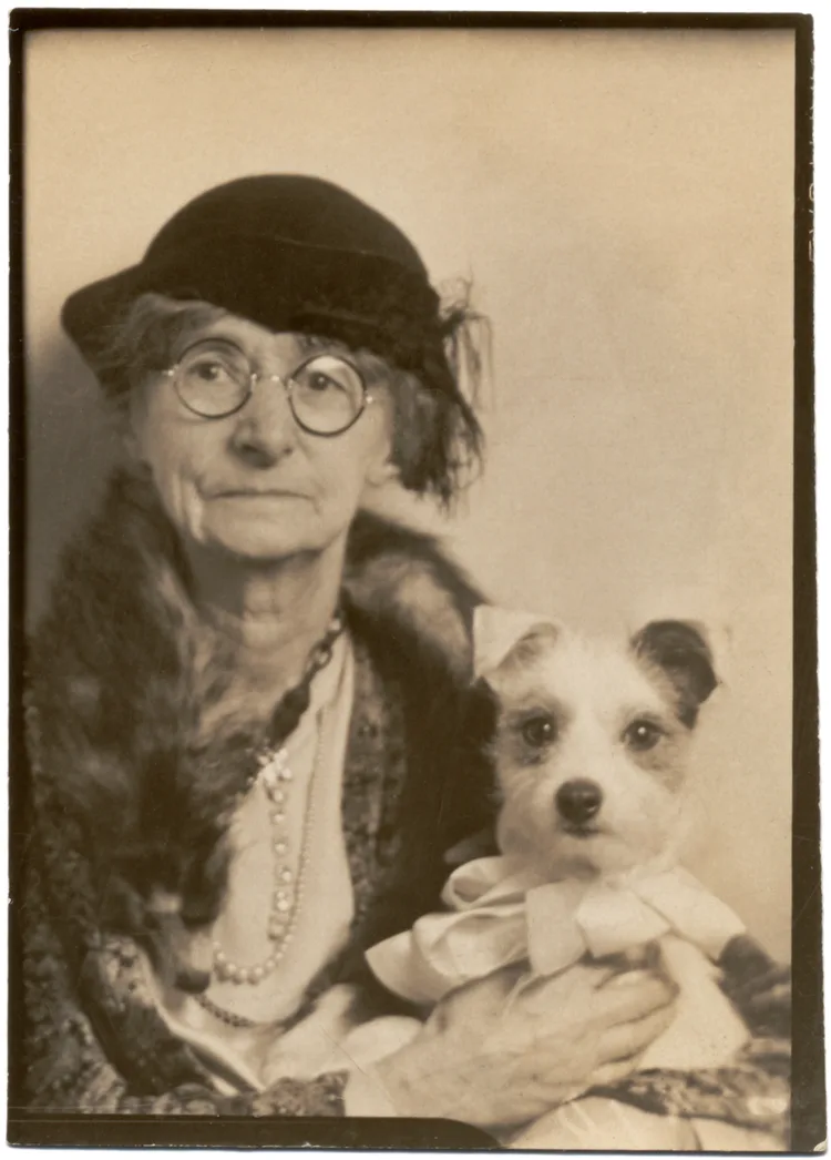 Don't Move: A Vintage Collection of Photobooth Memories!