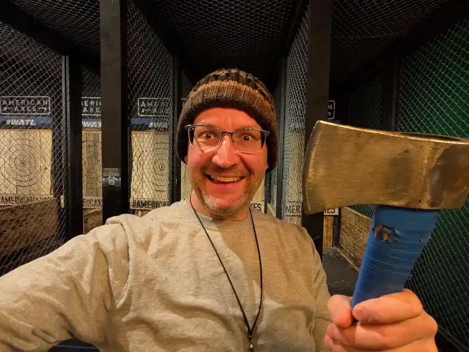 Introducing Christmas: a perfect blend of axe throwing and festive beers!