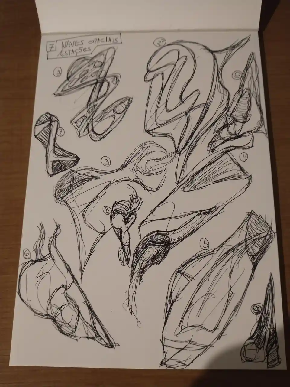 A hand-drawn sketch page with潦草的太空飞船和空间站设计草图，编号从1到7，左上角标题为“7 NAVEs ESPACIAIS…