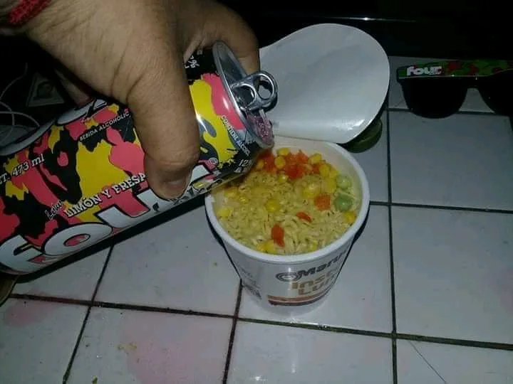 A hand pours a can of 'Four' alcoholic beverage into a cup of instant noodles, with the text '¡MAMÁ! ¡NO ME HAGAS COMER…