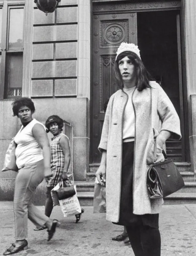 A Bold Undercover Operation: Policeman Disguises as Woman in 1969 Brooklyn to Tackle Crime