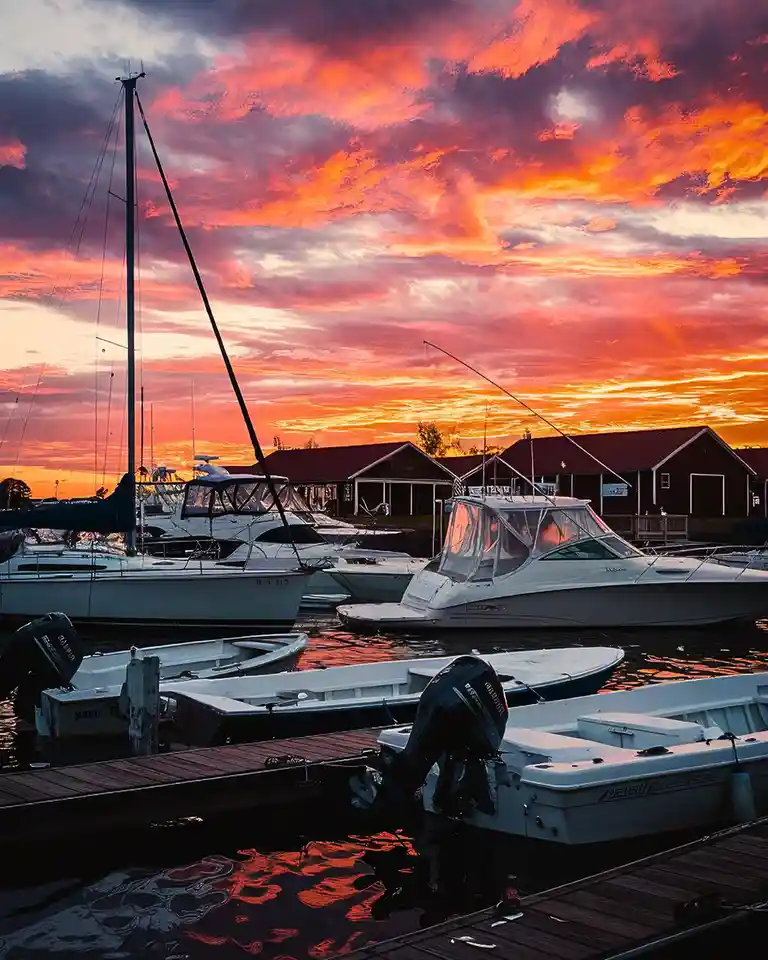 Golden Hour at the Marina: A Serene Blend of Tranquility and Beauty