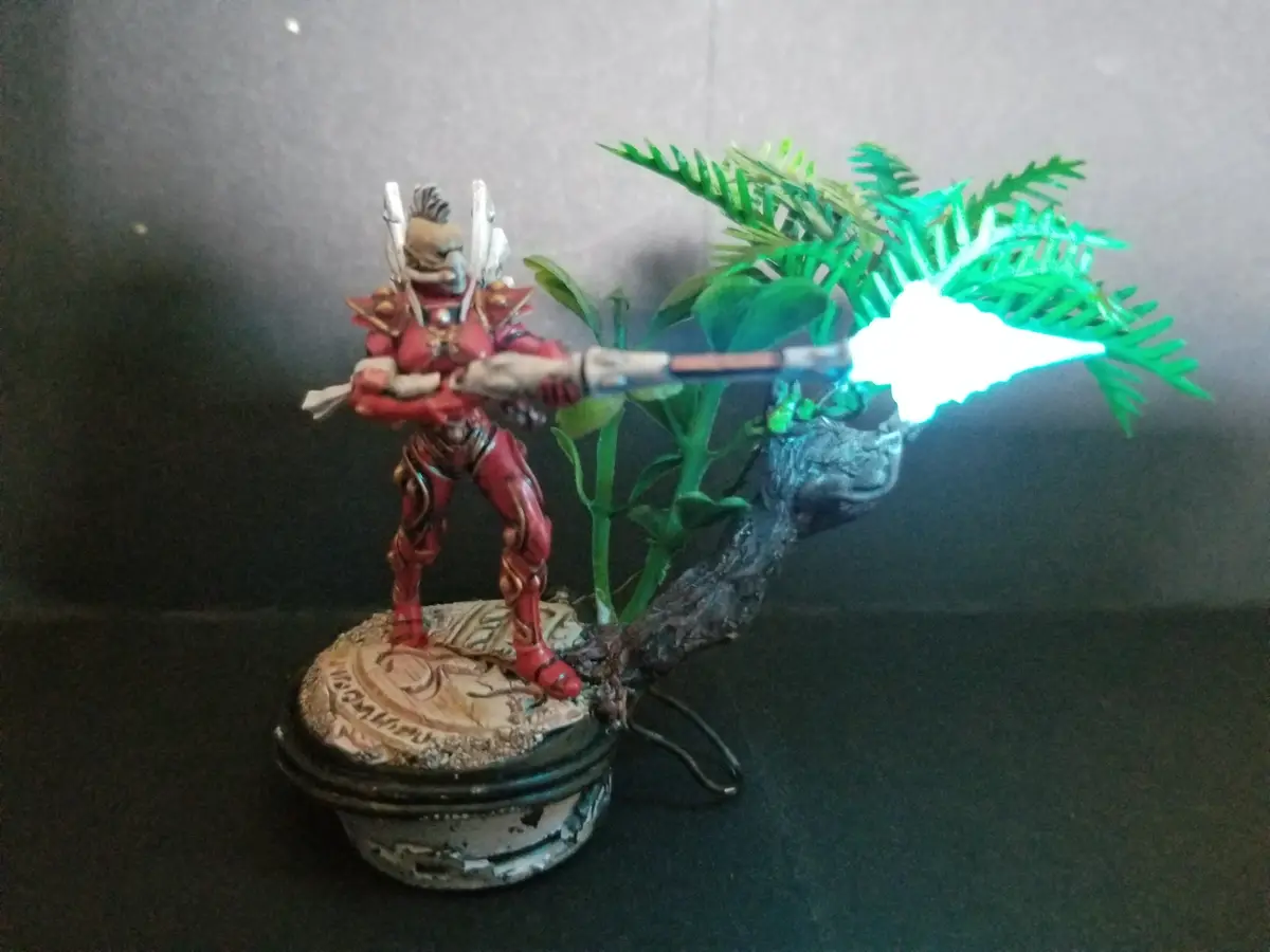 Eldar Guardian: A Stunning 40k LED Mini Diorama