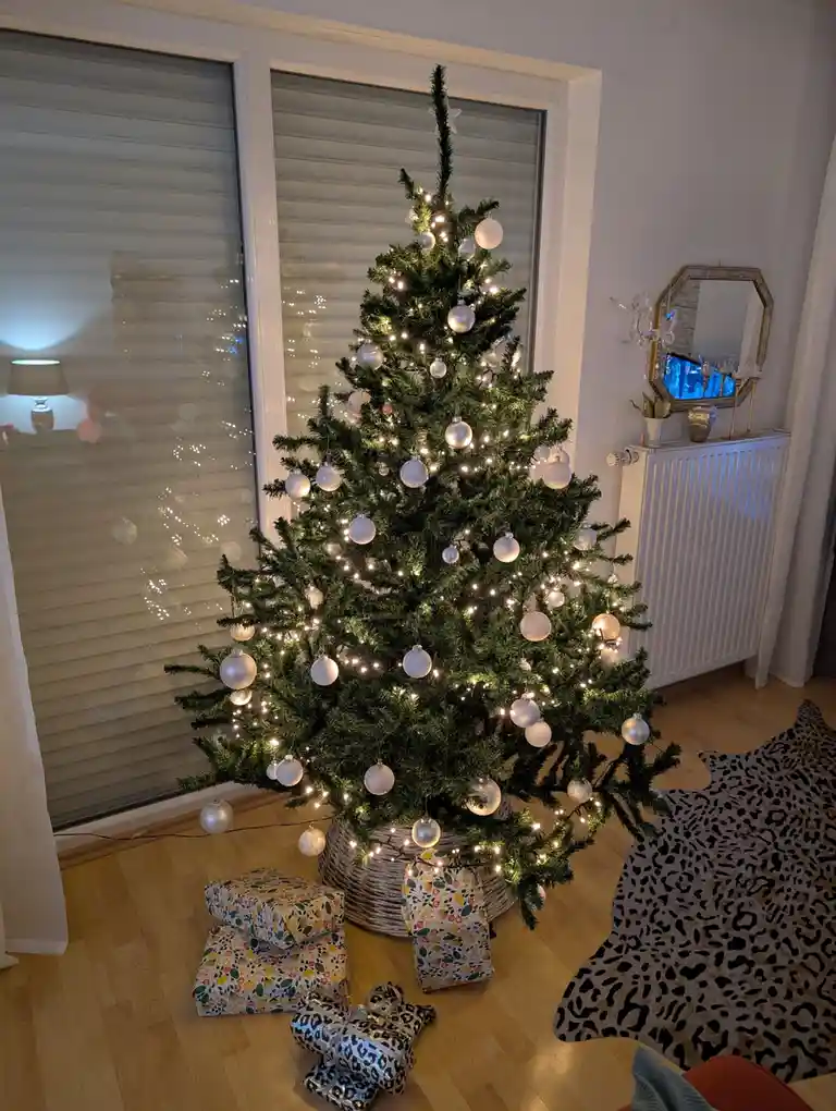 Show me your beautiful Christmas tree, please!