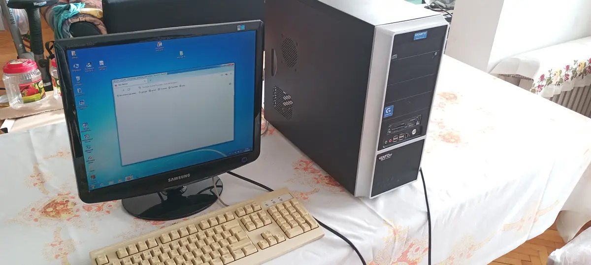 A desktop computer setup with a Samsung monitor displaying a blank browser window titled 'Yeni Sekme' on a Windows XP…